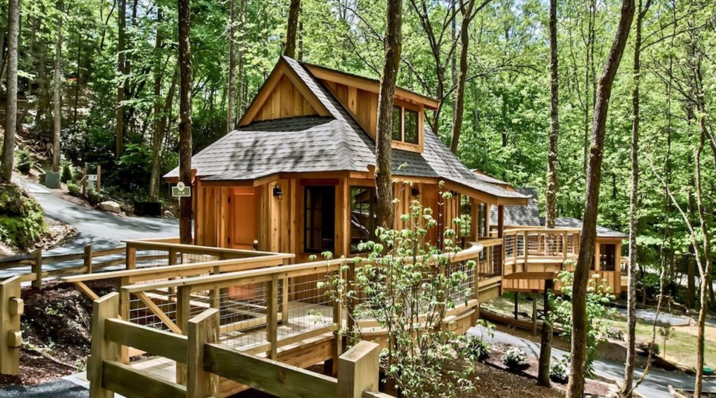 The Best Airbnb Treehouses In The US

5. The Elm in Treehouse Grove at Norton Creek

Location:  Gatlinburg, Tennessee
