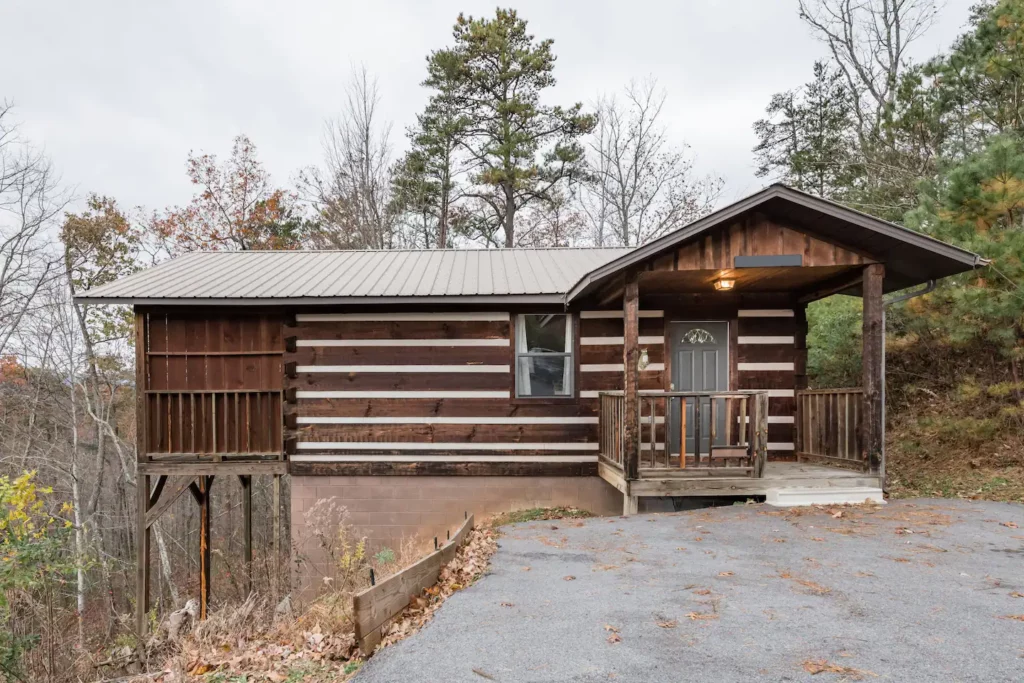 This Airbnb cabin has access to breathtaking views and offers a wide variety of amenities.