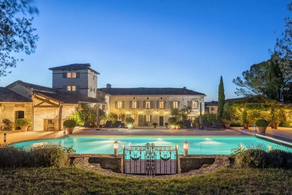 A full of charm and exceptional house.