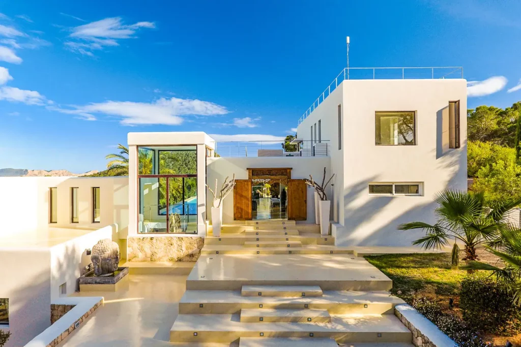 This spacious villa is the perfect place to relax and enjoy the outdoors. The large pool is perfect for swimming and sunbathing, and the forest setting provides a peaceful and serene atmosphere.