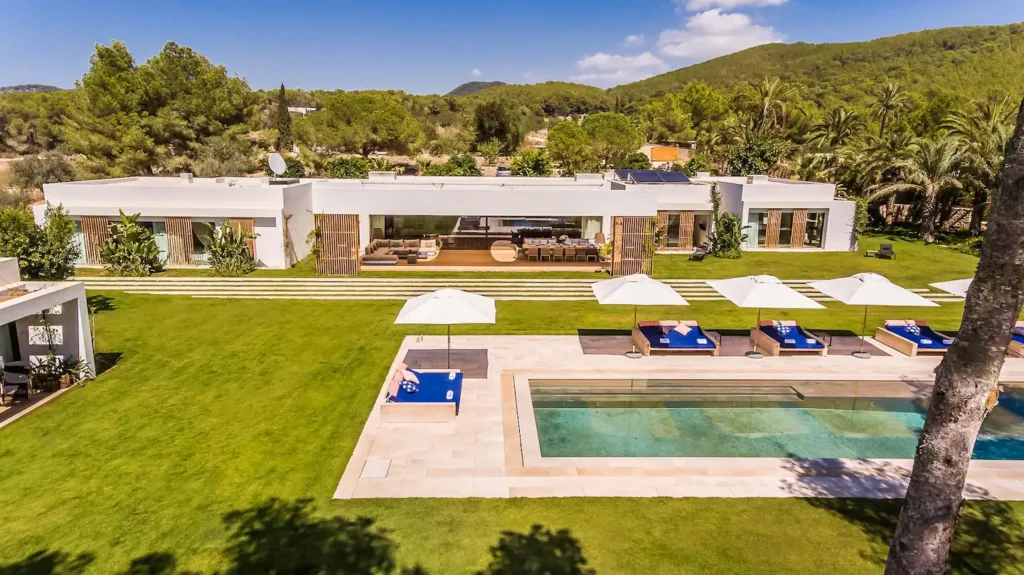 Lazy days and lively nights are yours at the idyllic Villa Eden.