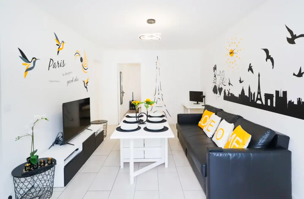 Airbnb near Olympic National Park. A spacious living room with a balcony, complete with an Android Smart TV and Netflix for entertainment.