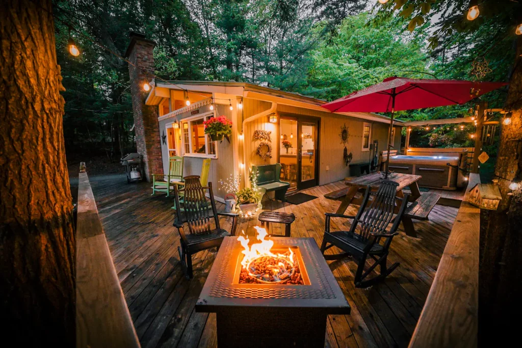 Outdoor Space Fire pit * Hot Tub * Private Setting