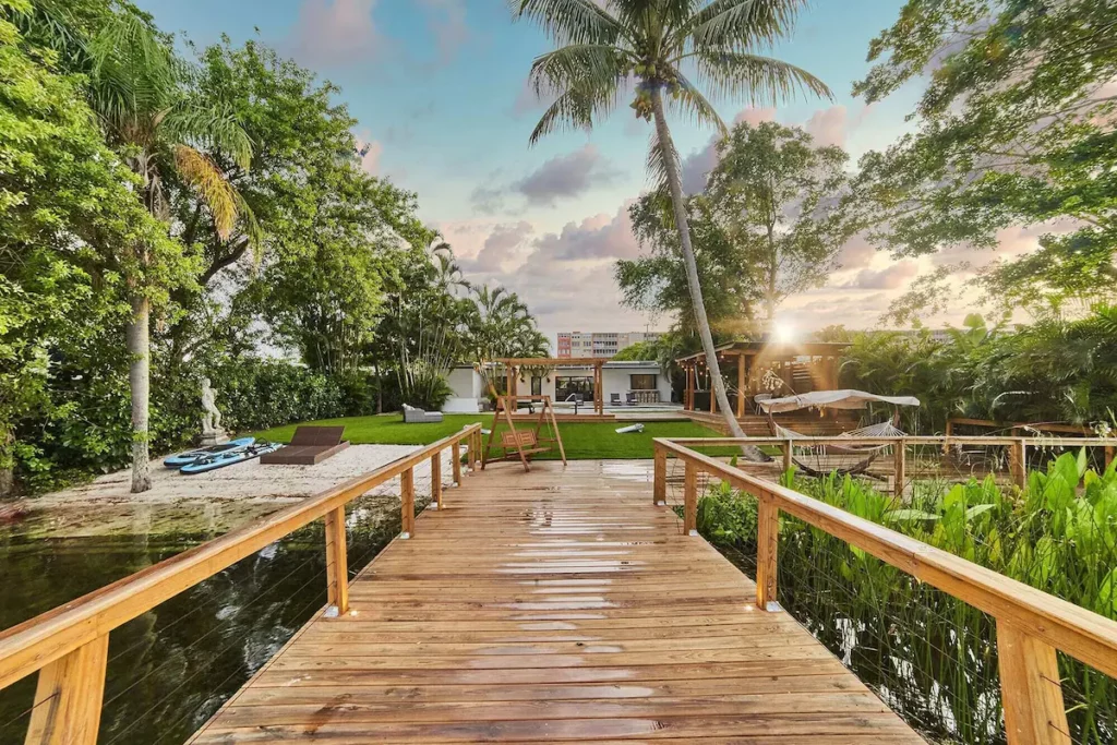 Airbnb Miami Lake. Welcome to GlamHomes: this place is what dreams are made of!
