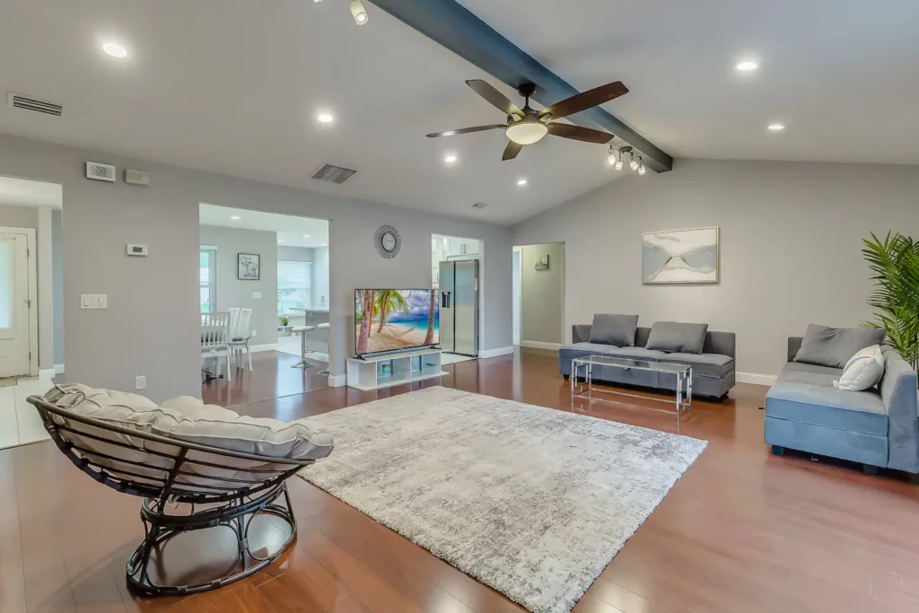 Airbnb Jacksonville FL, Manderin huge lounge