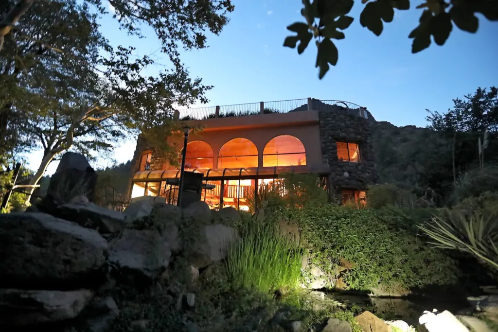 Beautiful setting. Surrounded by forest service land
