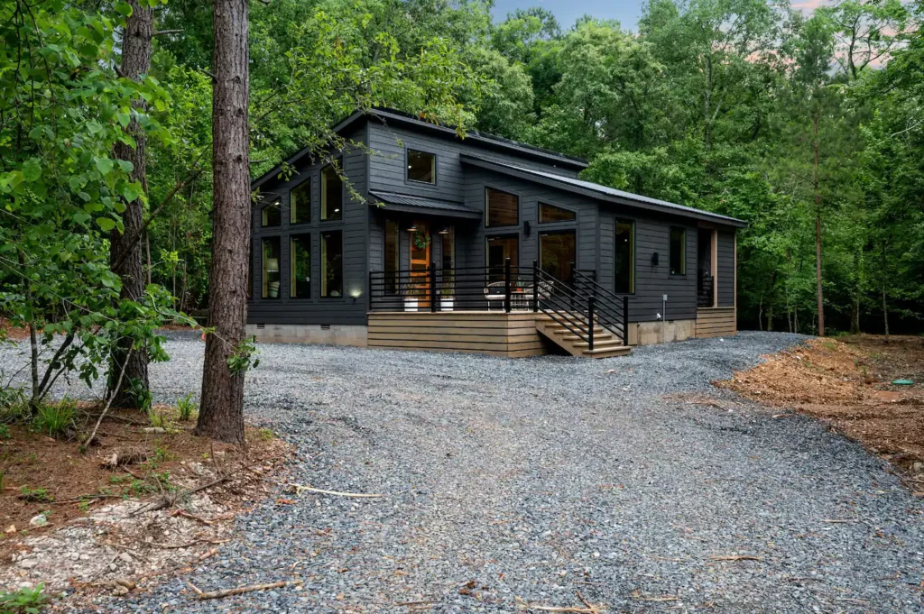 Enchanted Forest is a brand-new cabin near the heart of Hochatown (Broken Bow).