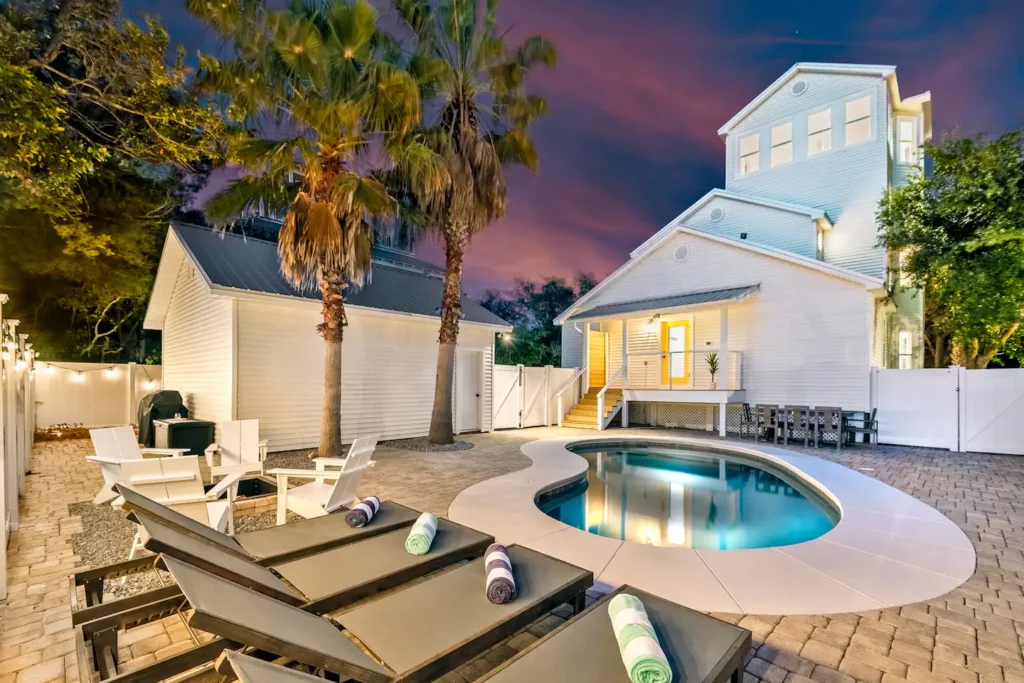 3 story Destin home walking distance to Private Beach