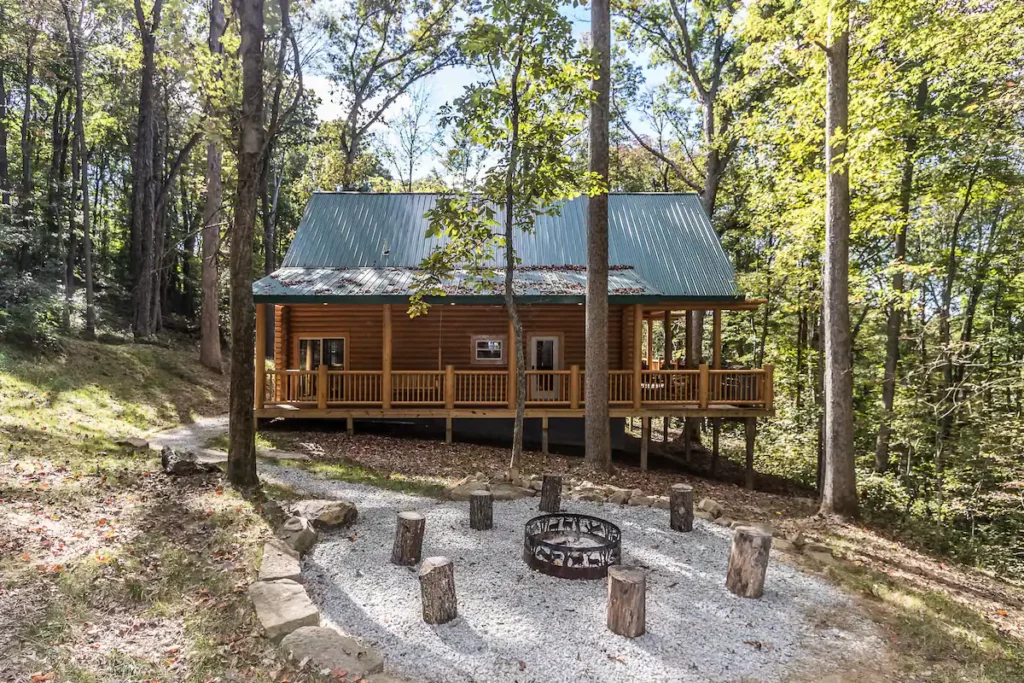 Hocking Hills Airbnbs with Hot Tubs
Hemlock Haven Cabin
Location: Logan, Ohio